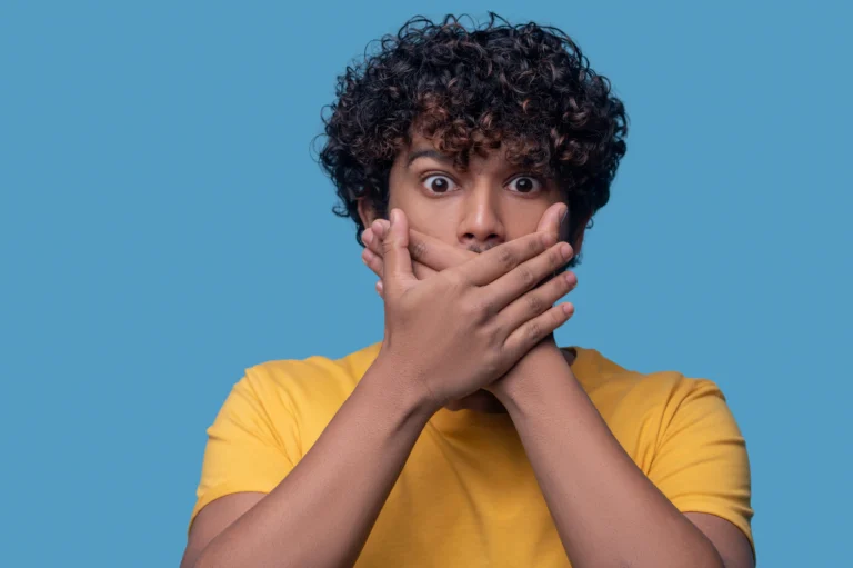 ¿Encías negras? Causas y tratamiento de la melanosis gingival