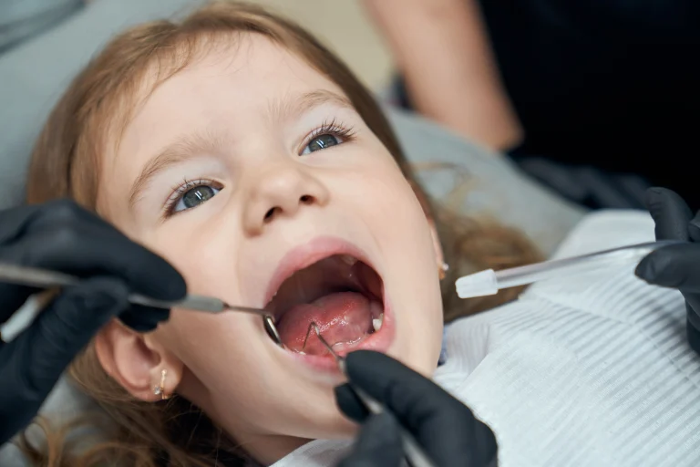 Primera visita dental infantil en Toledo qué revisa el odontopediatra y cómo preparar a tu hijo clinica dental mingari